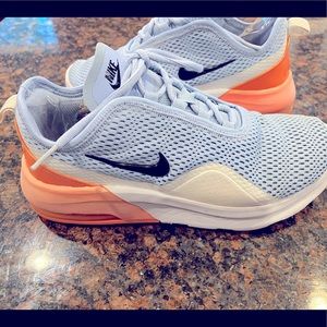 Nike womens Air max motion Size 8